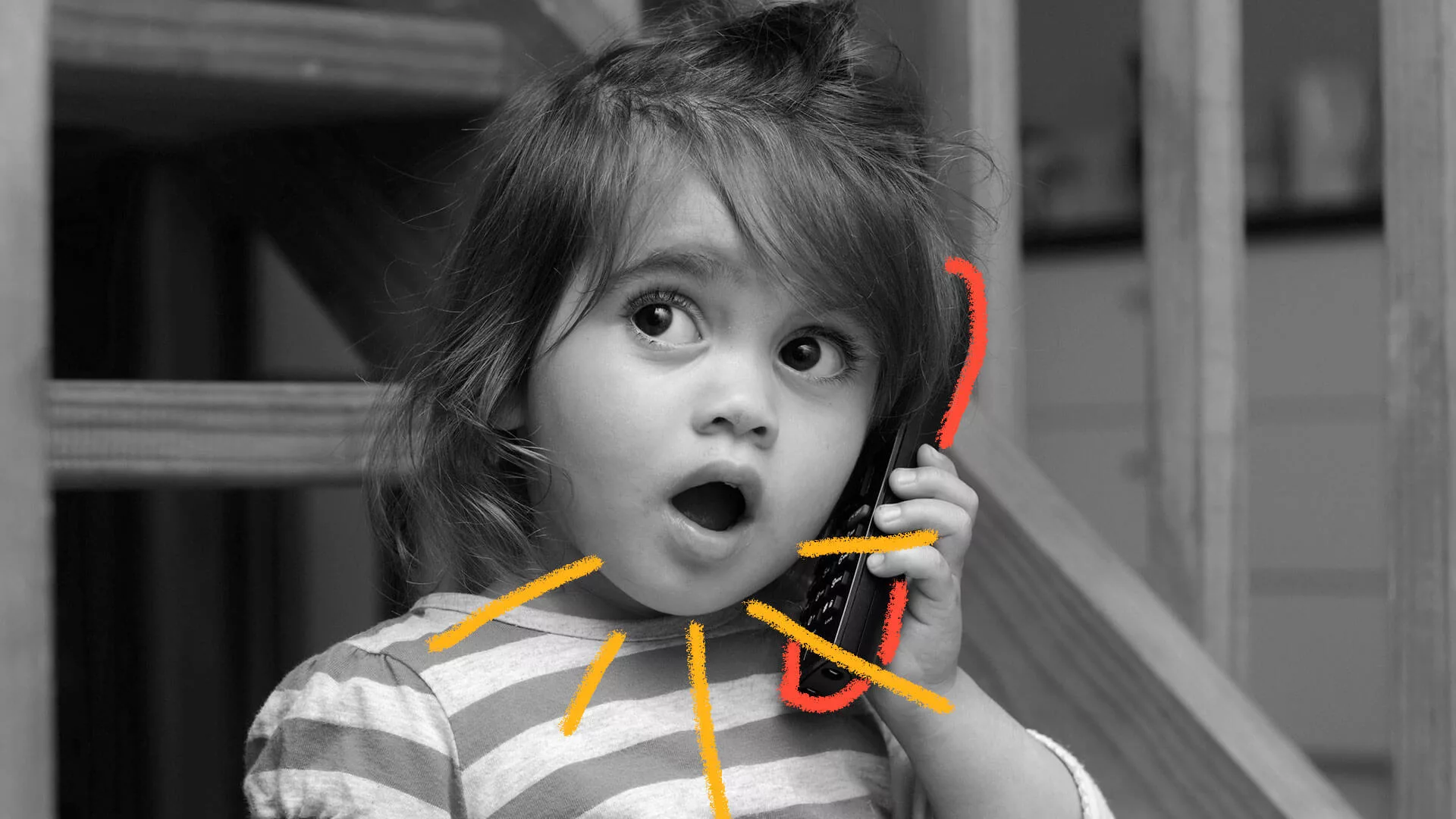Criança segurando um telefone e se comunicando